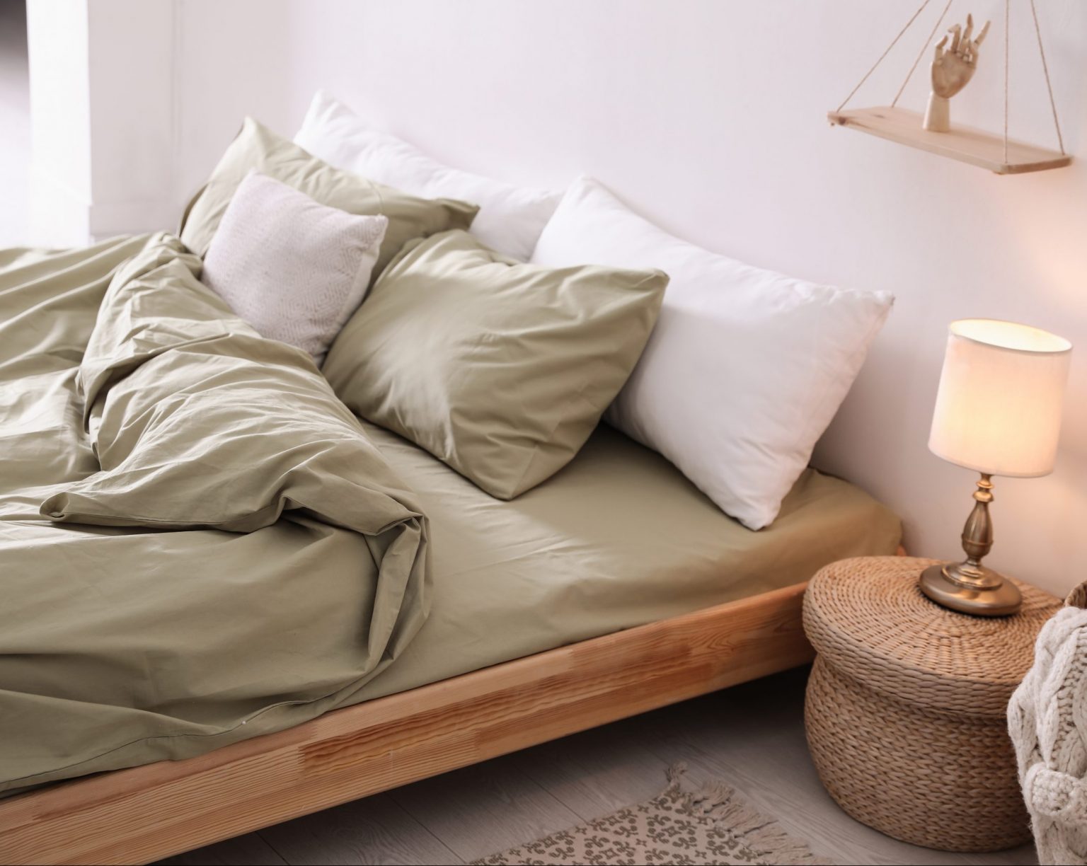 Ein stilvolles Bild von einem Bett, das mit schönen Farben hervorgehobene Bettwaren präsentiert.